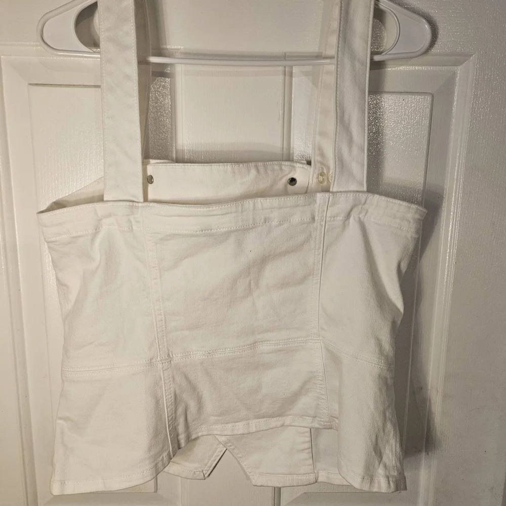 Stylish White Buttoned Top - Picture 2 of 12